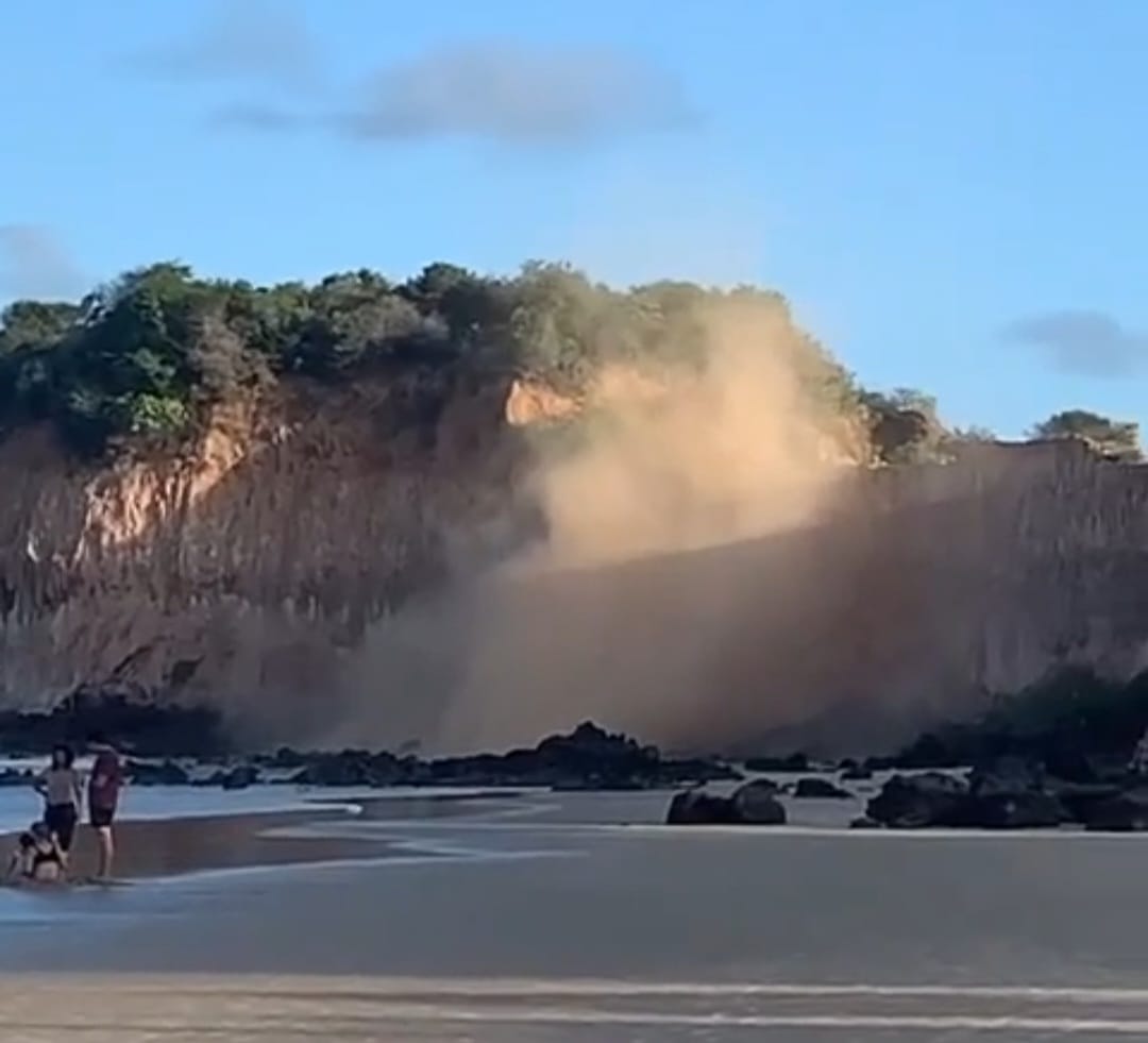 Falésia que desabou na Praia de Cotovelo, no litoral sul do RN, já tinha placas com alerta de perigo  