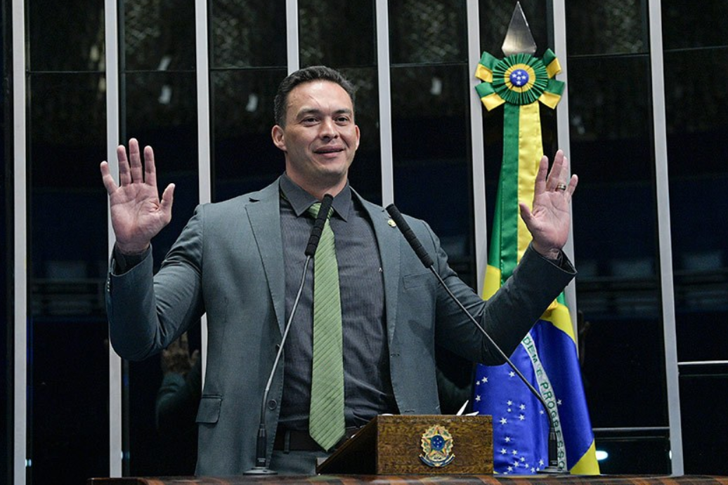 Styvenson se junta ao filho de Bolsonaro e vota contra intervenção no DF