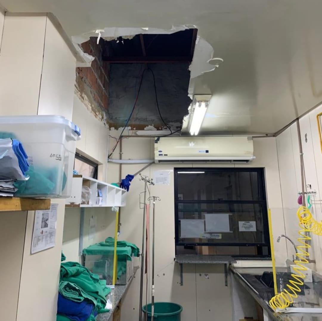 Parte de forro do setor de materiais do Hospital Walfredo Gurgel cai sobre funcionárias  