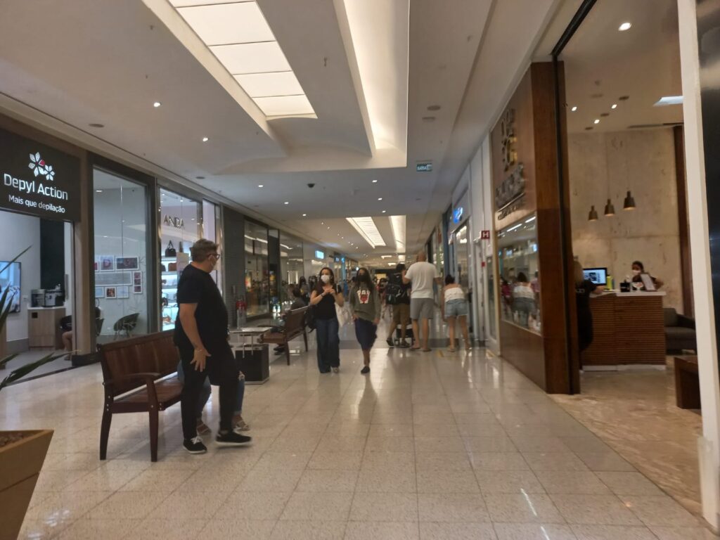 Um dos corredores de loja do shopping Midway Mall I Foto: Mirella Lopes