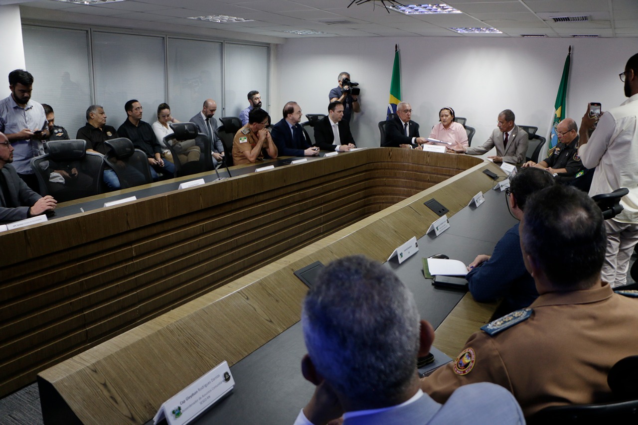Governadora Fátima Bezerra em reunião com forças de segurança para desmobilizar acampamentos bolsonaristas no RN I Fotos: Elisa Elsie
