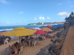 Praia de Ponta Negra, em Natal (RN), com a estreita faixa de areia ocupada por barracas I Foto: Mirella Lopes