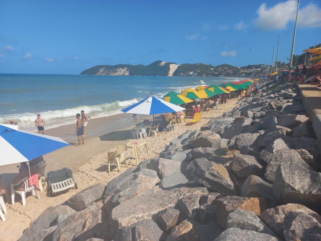 Enrocamento da praia de Ponta Negra com blocos de concreto começa em fevereiro 