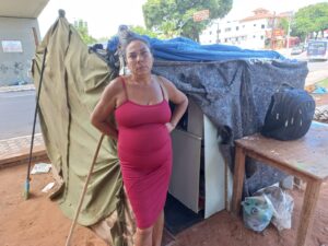 Lúcia, em frente ao barraco onde mora com o filho I Foto: Mirella Lopes