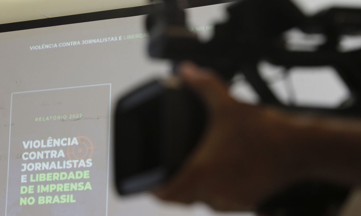 Jornalistas sofreram, em média, uma agressão por dia no Brasil em 2022, aponta relatório da Fenaj