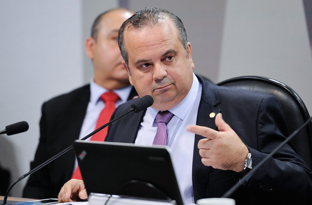 No fim do governo Bolsonaro, Rogério Marinho intermediou verbas para ganhar eleitores à presidência do Senado, diz colunista