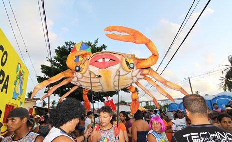 Com muita folia, a tradicional Banda do Siri homenageia o fundador Hélio Rocha no carnaval de Natal