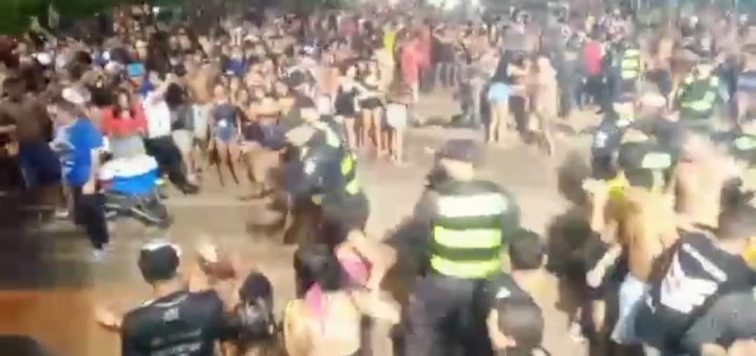 Vídeo: PM agride público para terminar carnaval mais cedo em bairro da Zona Norte de Natal, denunciam organizadores