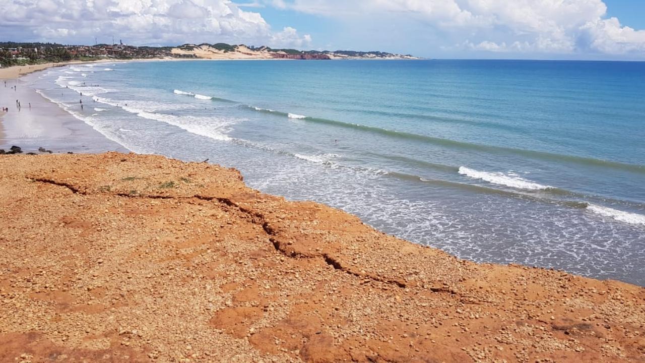 Falésias de praias de Parnamirim correm alto risco de desmoronamento e queda de paredões, aponta Defesa Civil