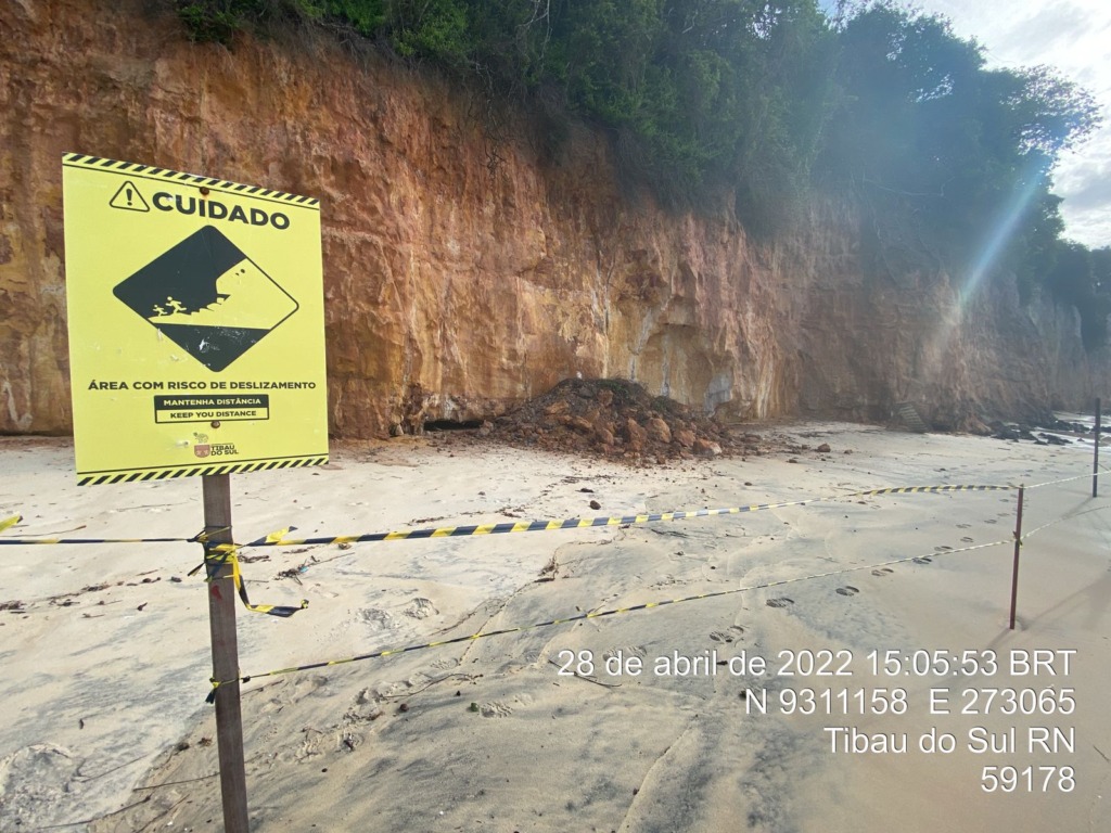 Área isolada depois de novo deslizamento em falésia de Pipa registrado em abril de 2022 I Foto: Defesa Civil