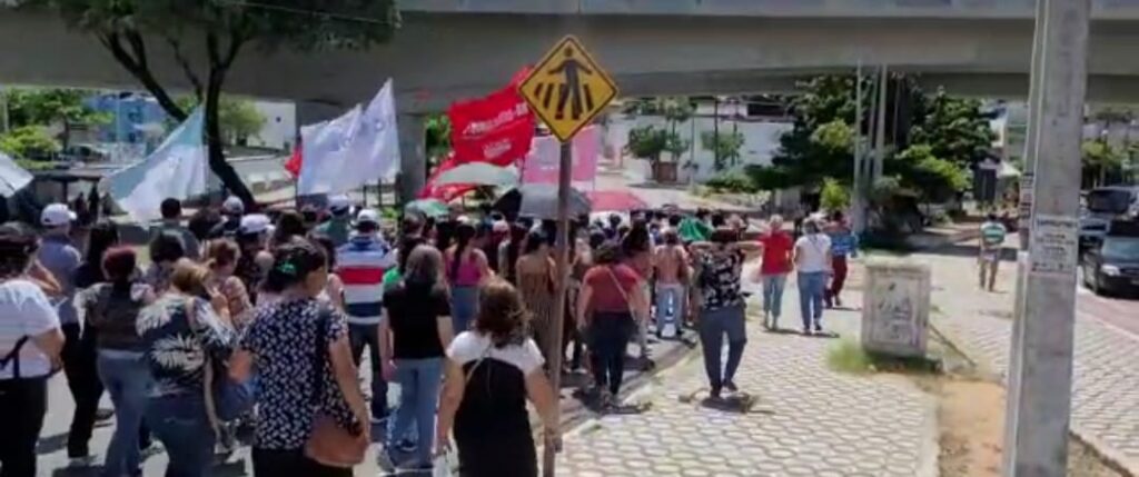 Caminha de servidores da saúde em greve e Natal I Imagens: cedidas Sindsaúde/ RN