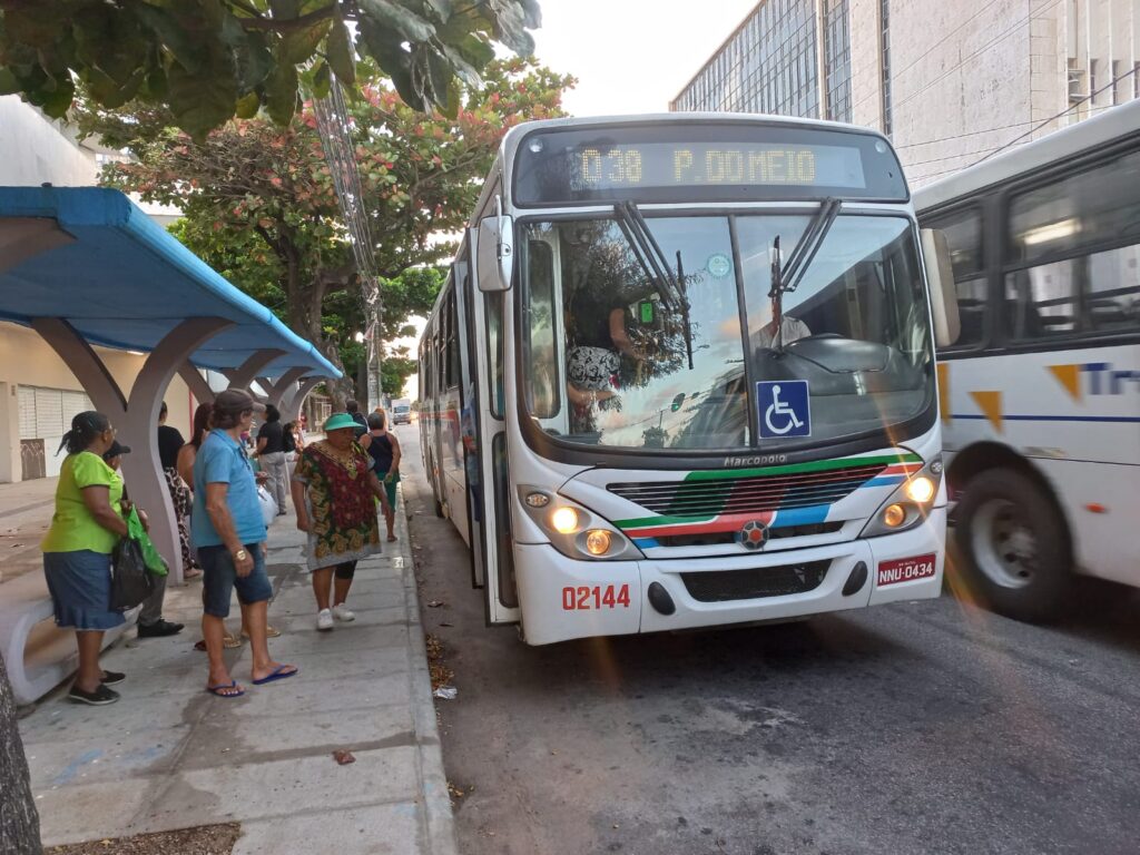 Parada de ônibus na Avenida Rio Branco, na Cidade Alta I Foto: Mirella Lopes