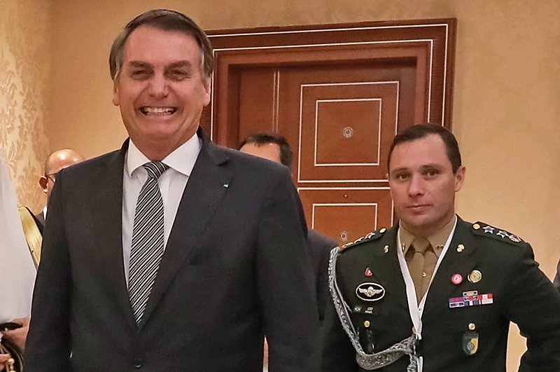 Jair Bolsonaro, seguido pelo Coronel Cid, seu ajudante de ordens e braço direito - Foto: Secom