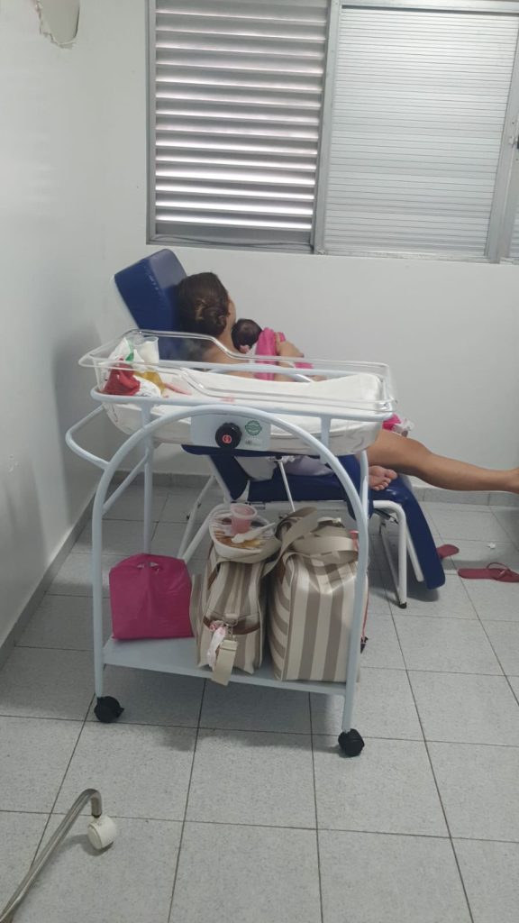 Mãe internada em poltrona na Maternidade Araken Irerê Pinto I Foto: cedida
