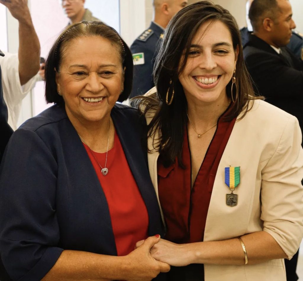 Natália Bonavides, ao lado da governadora Fátima Bezerra, recebe Medalha da PM I Foto: cedida