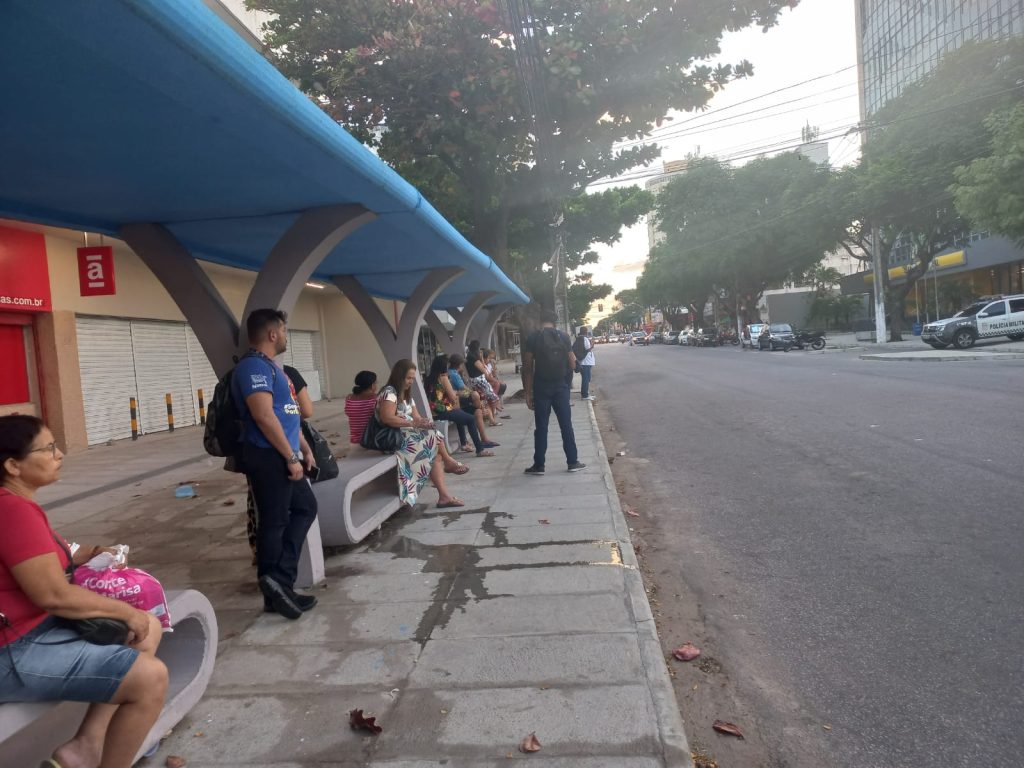 Passageiros aguardam ônibus em prada da Cidade Alta, Natal/ RN I Foto: Mirella Lopes