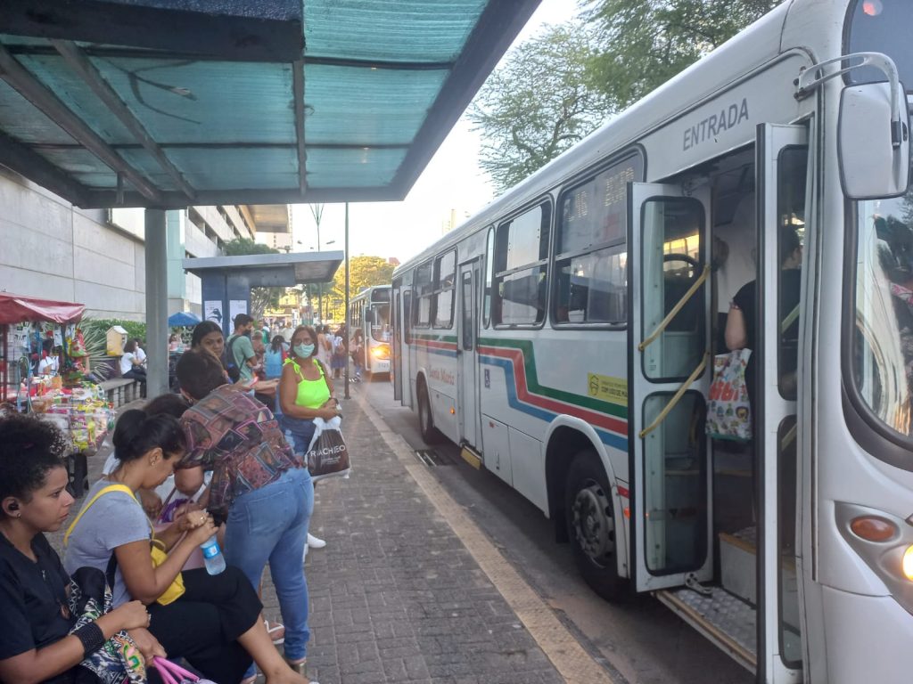 Ponto de ônibus na avenida Salgado Filho I Foto: Mirella Lopes