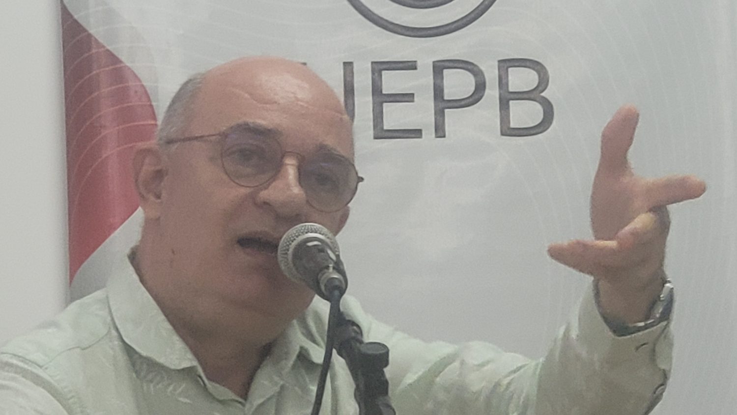 Durval Muniz lota auditório na UEPB e interpreta as angústias do neoliberalismo: “A ideia de que você consegue tudo sozinho é mentira”