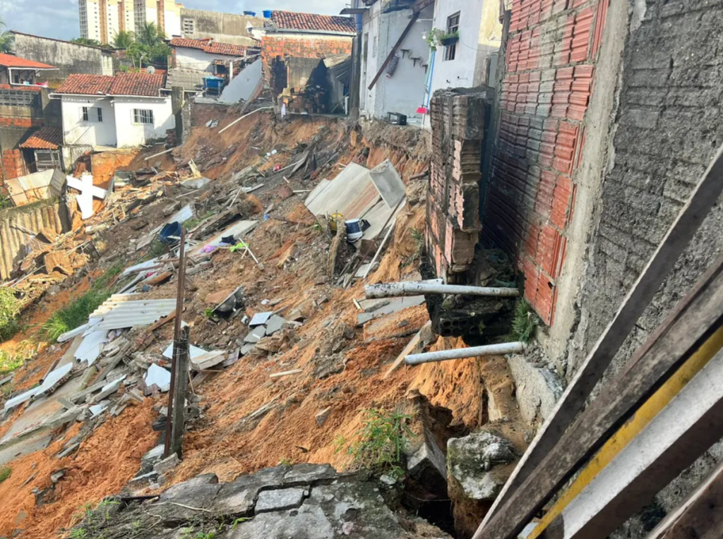 Casas desmoronam após queda de muro de lagoa de captação | Foto: Vinícius Marinho/Inter TV Cabugi
