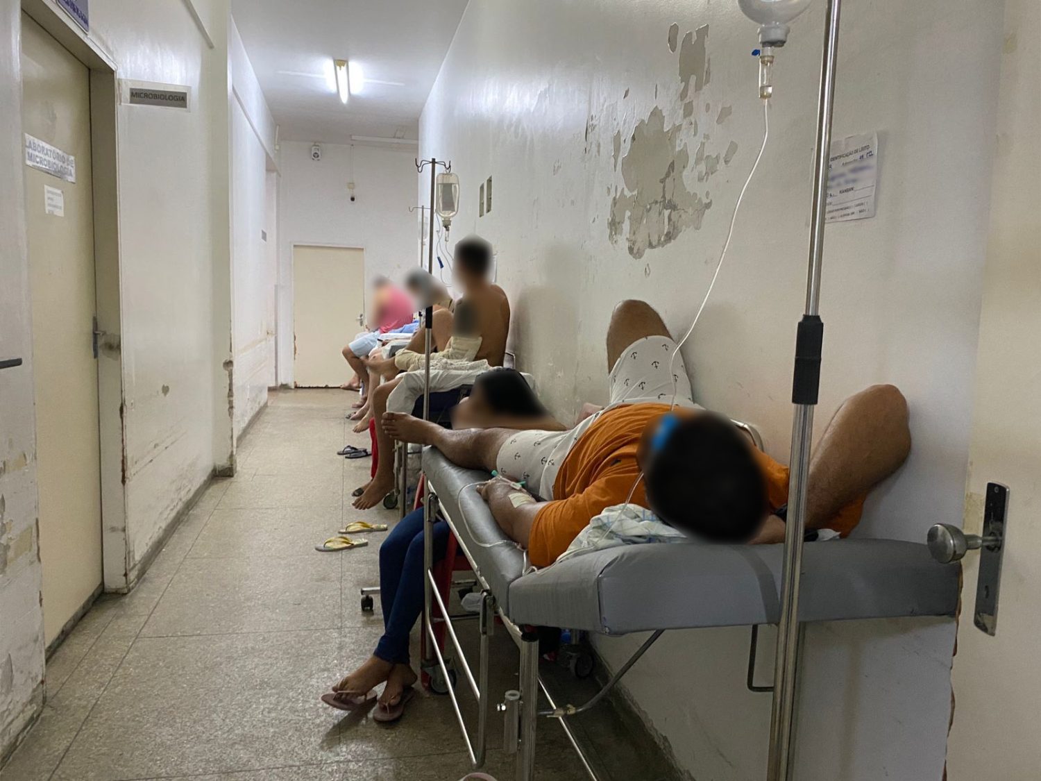 Hospital Tarcísio Maia, em Mossoró, tem pacientes internados em corredores e objetos de acompanhantes no chão