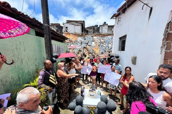 Moradores que perderam as casas no desabamento do Conjunto Pirangi realizam protesto marcando um mês de tragédia