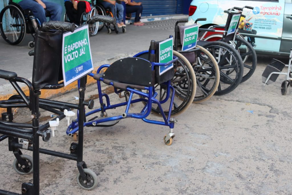 Cadeiras de rodas são estacionadas em vagas de veículos no Alecrim I Foto: divulgação