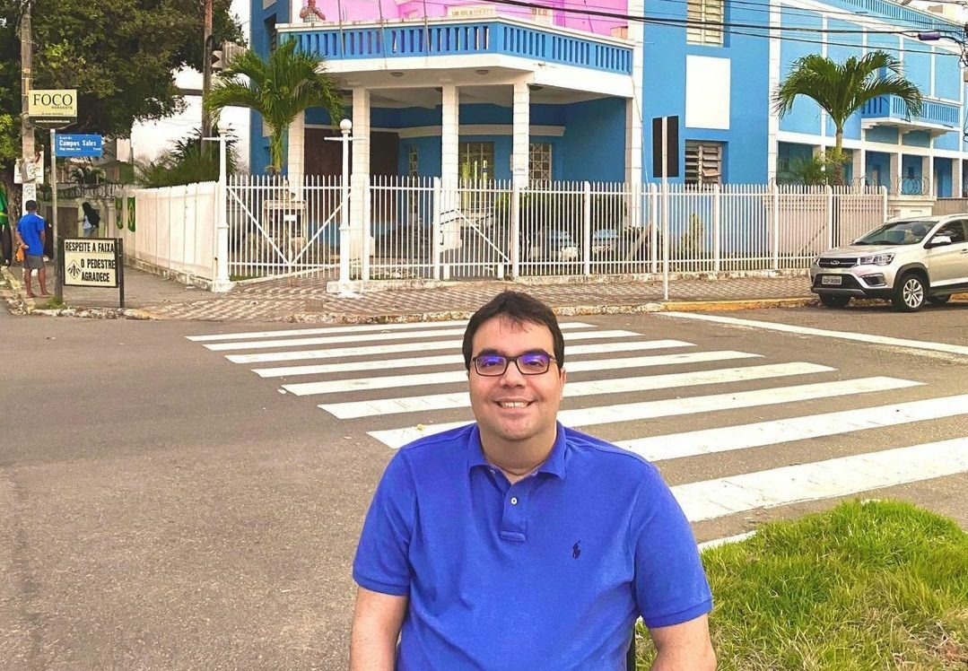 Vereador Tércio Tinoco em frente à Câmara Municipal de Natal I Foto: cedida