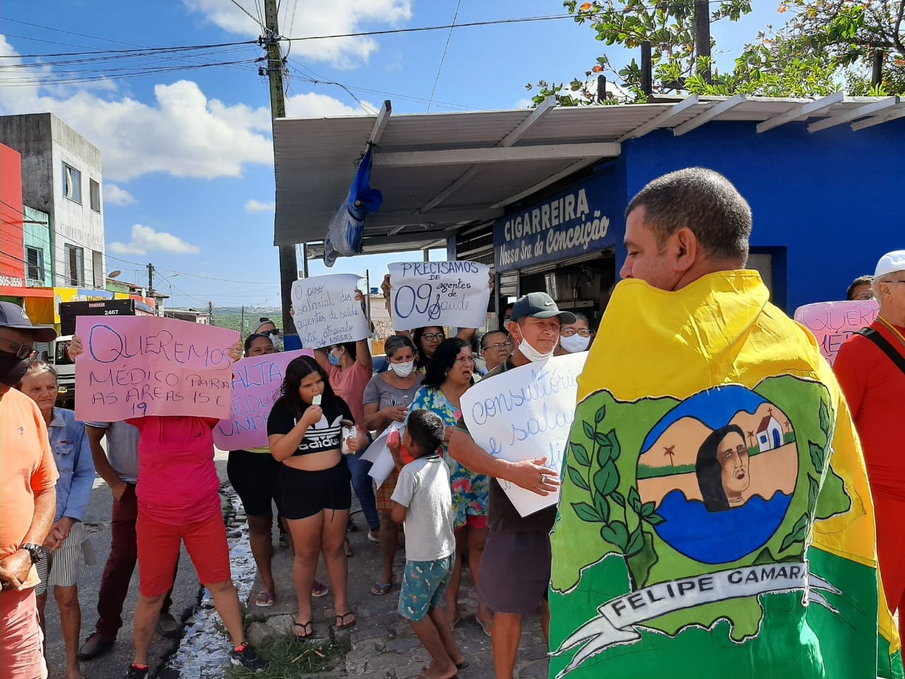 Moradores durante protesto em 2022 por problemas na Unidade Mista e na Unidade de Saúde da Família do bairro de Felipe Camarão, em Natal I Foto: cedida