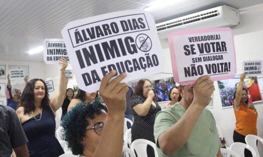 Professores marcam protestos contra projeto do prefeito de Natal