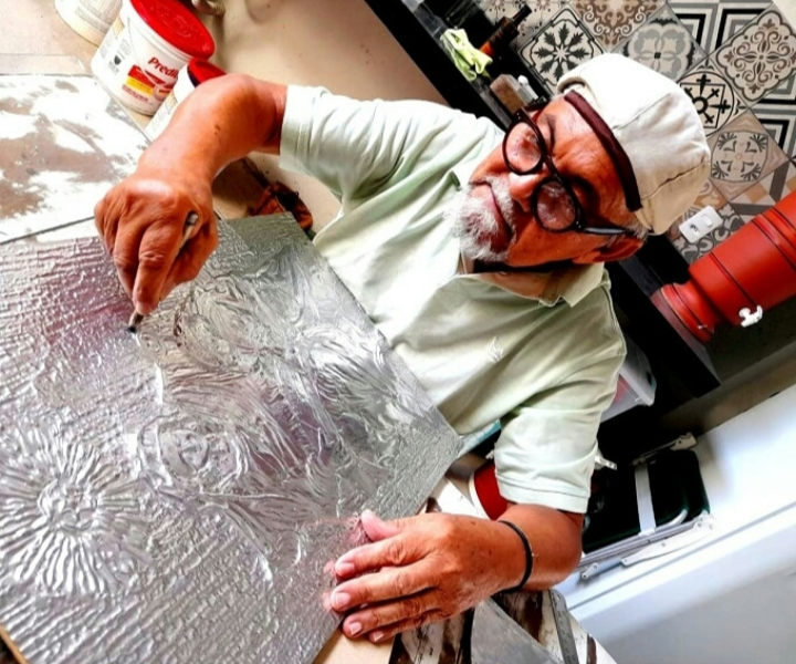 Com 74 anos, Manoelzinho produz telas em latonagem e fotocorrosão