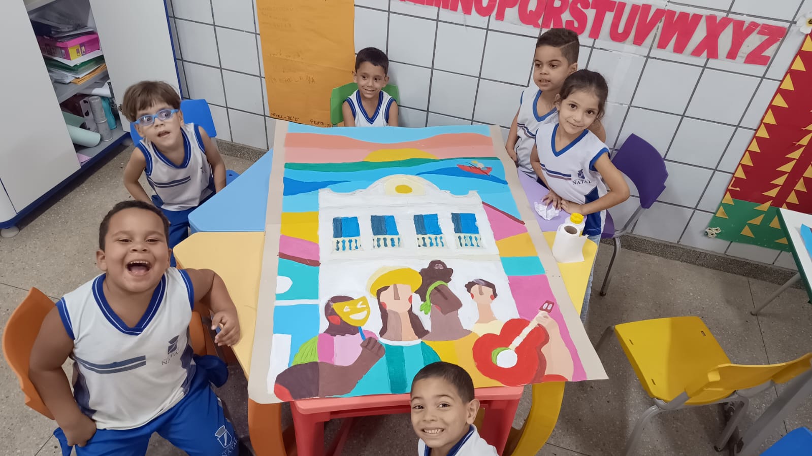 Crianças de Cmei da Zona Norte pintam Natal e fazem vernissage