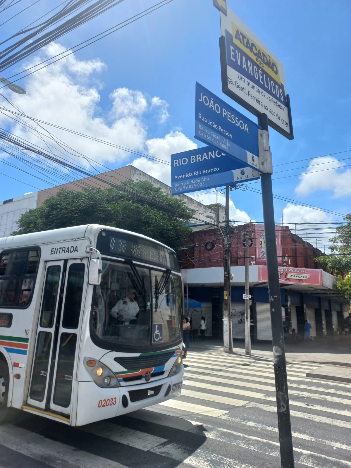 Ônibus passa por esquina da Rio Branco com João Pessoa I Foto: Mirella Lopes