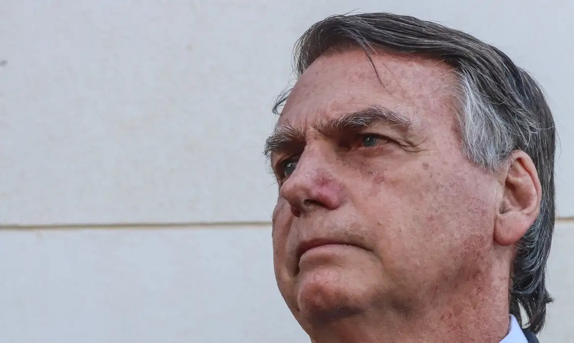 Bolsonaro tem 24 horas para entregar passaporte à Polícia Federal