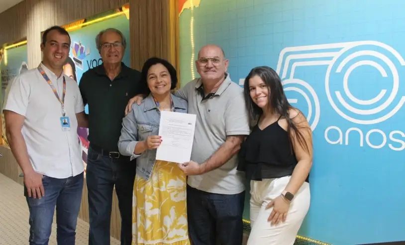 Zezinho Miranda (centro) exibe o certificado do Idiarn. Foto: ASN-RN
