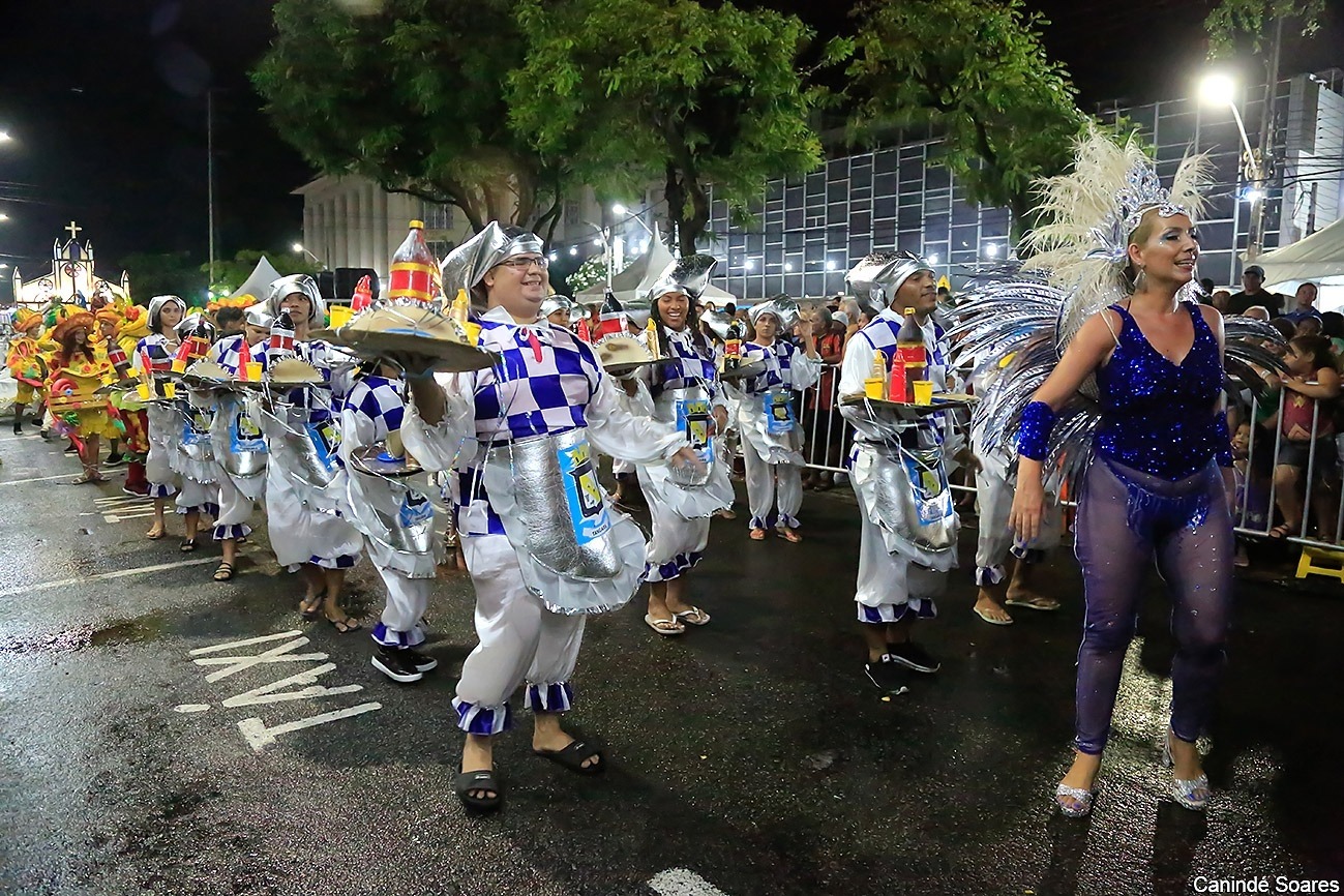 Carnaval em Natal continua com escolas de samba e tribos indígenas