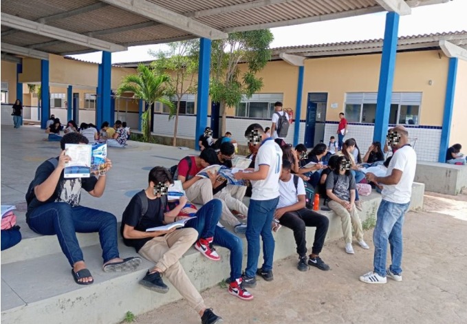 Estudantes em Parnamirim têm aula em pátio por causa do calor