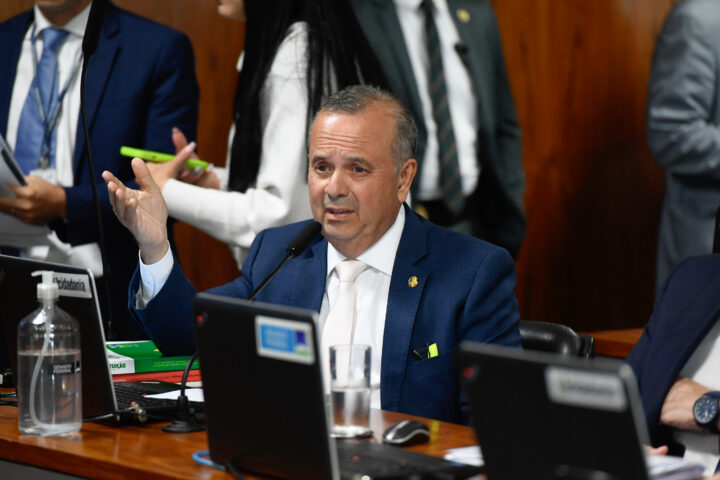 Em comissão, Rogério vota contra cotas para negros em concursos