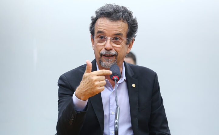 Fernando Mineiro rebate ataques de General Girão ao Programa Pé-de-Meia