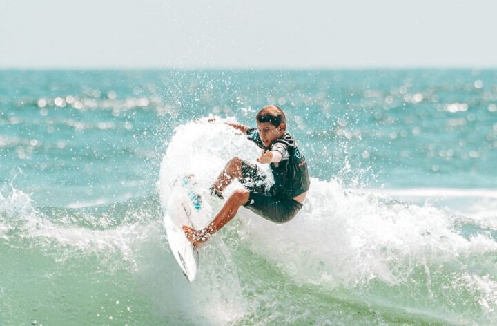 Potiguar Matheus Jhones, de 10 anos, vence etapa de surf no Equador