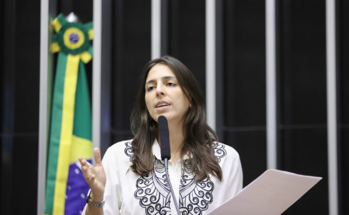 Natália Bonavides defende movimentos de greve na Educação Superior